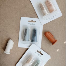 Pirkstu zobu birste Mushie Toothbrush Cambridge Blue / Shifting Sand Pirkstu zobu birste Mushie Toothbrush Cambridge Blue / Shifting Sand