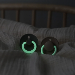 Bibs BIBS Symmetrical Sage Glow / Cloud Glow Nipple Set - 0-6/6-18 M (Glow in the Dark) Bibs BIBS Symmetrical Sage Glow / Cloud Glow Nipple Set - 0-6/6-18 M (Glow in the Dark)