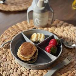 Twistshake Sadalīts bērnu šķīvis ar vāciņu Pastel Grey