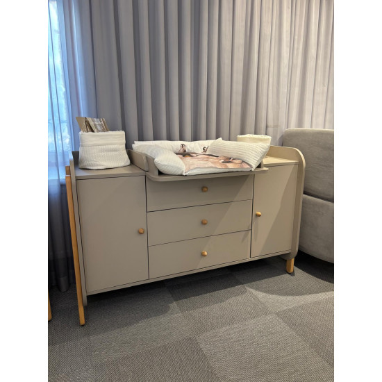 Ingvart Kumode ar Pārtinamo Galdiņu un pieciem plauktiem Nika Long Beige/Natural Ekspozicija