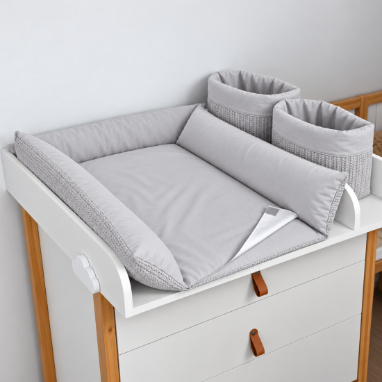 Ingvart Scandi pārtinamais matracītis ar 2 uzglabāšanas groziņiem, 60×70 cm – Light Grey / Braid